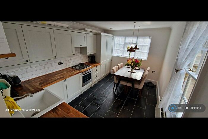 2 Bedroom Flat To Rent In Lower Richmond Road, London, SW14