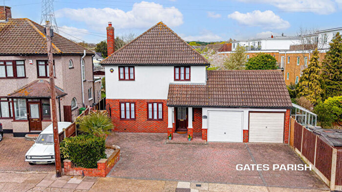 4 Bedroom Detached House For Sale In Isis Drive, Upminster, RM14