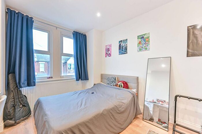 3 Bedroom Maisonette For Sale In Deacon Road, Willesden Green, London, NW2