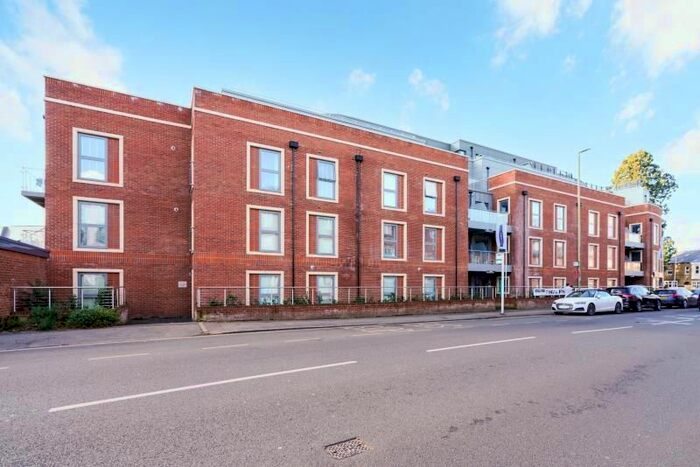2 Bedroom Flat To Rent In Queens Road, Weybridge, Surrey, KT13