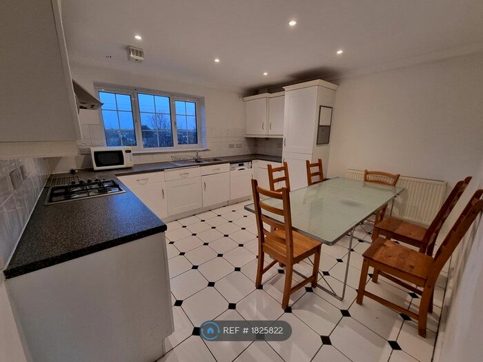 2 Bedroom Flat To Rent In Bewley Street, London, SW19