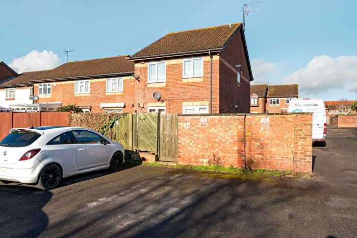 1 Bedroom Maisonette For Sale In Hardy Close, Slough, SL1