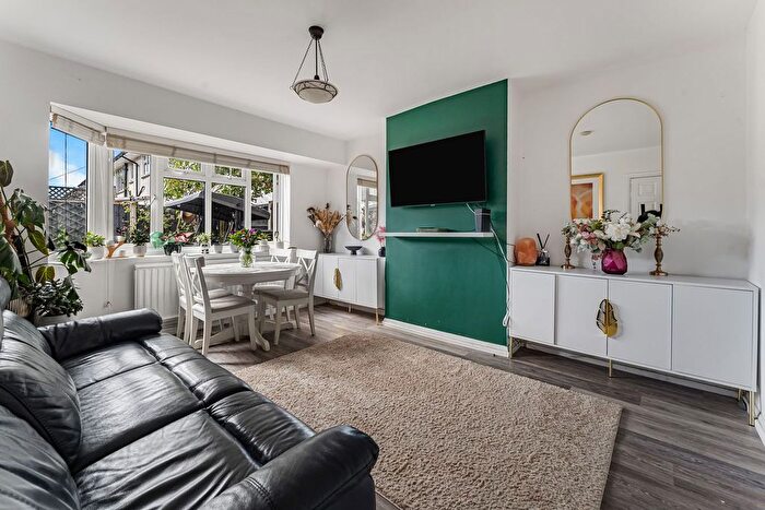 2 Bedroom Maisonette For Sale In Park Road, Staines-Upon-Thames, TW19