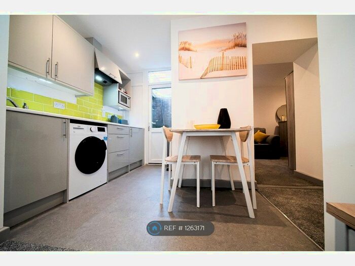 1 Bedroom Flat To Rent In Market Street, Kingswinford DY6