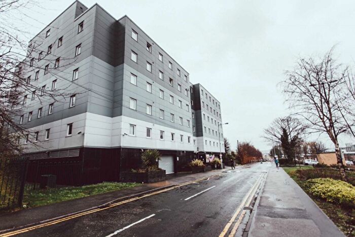 1 Bedroom Flat To Rent In Long Side, Bradford, BD7