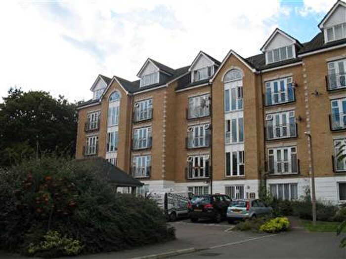 2 Bedroom Apartment To Rent In Three Bridges, RH10