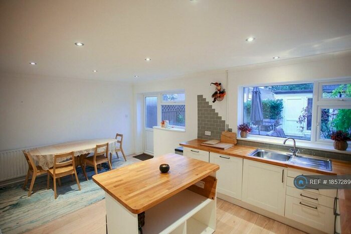 4 Bedroom Semi-Detached House To Rent In Sherbourne Close, Cambridge, CB4