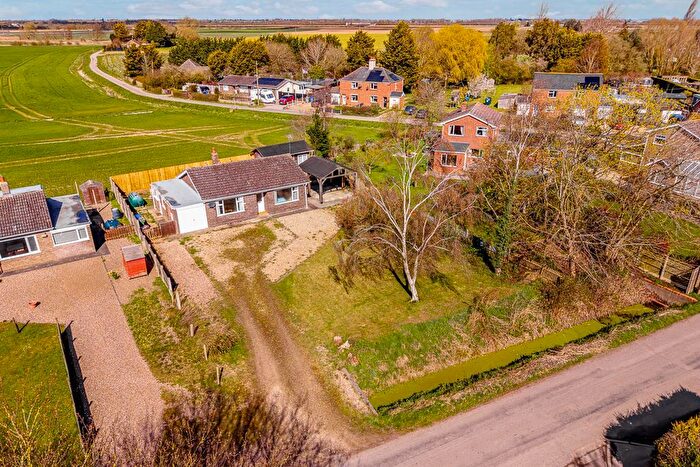 2 Bedroom Detached Bungalow For Sale In Bell Lane, Fosdyke, PE20