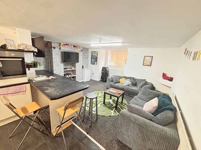 6 Bedroom House To Rent In Cliff Mount, Leeds, LS6