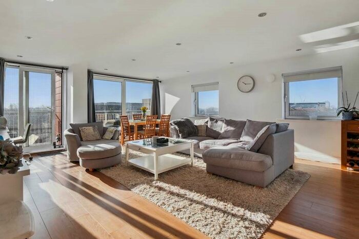 3 Bedroom Flat To Rent In Holland Gardens, Brentford, TW8