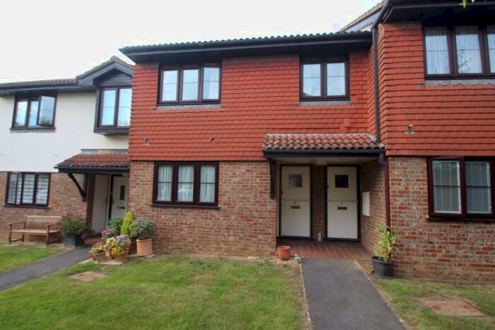 1 Bedroom Flat To Rent In Old Farm Court, Billericay, Essex, CM12