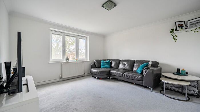 2 Bedroom Flat For Sale In Merton Road, Slough, SL1