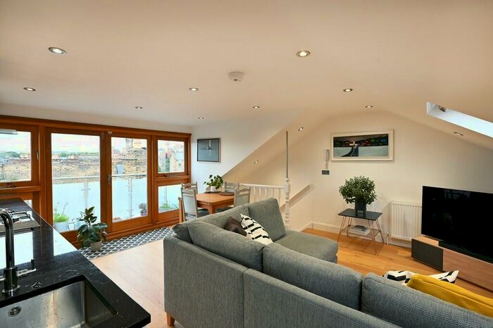 2 Bedroom Apartment To Rent In Wallis Mews, Turnpike Lane, London, N8