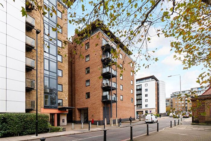 2 Bedroom Apartment To Rent In Berglen Court, Branch Road, London, E14
