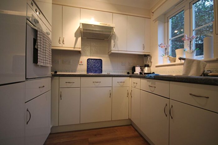 1 Bedroom Flat For Sale In Golden Court, Isleworth, TW7