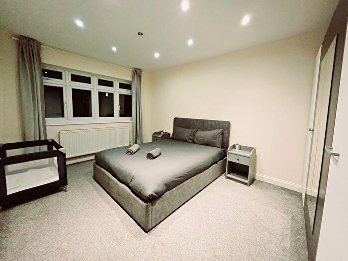 5 Bedroom Semi-Detached House For Sale In Meadow Drive, London, NW4