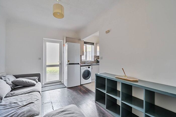 3 Bedroom Property To Rent In Khartoum Road, Tooting Broadway, London, SW17