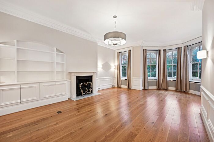 3 Bedroom Flat To Rent In Cadogan Square, Knightsbridge, SW1X