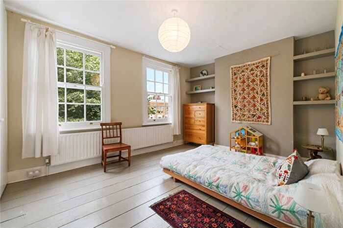 2 Bedroom House For Sale In Lawford Road, London, N1