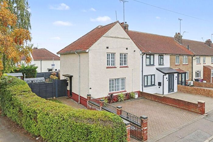3 Bedroom House For Sale In Dark Lane, West Cheshunt, EN7