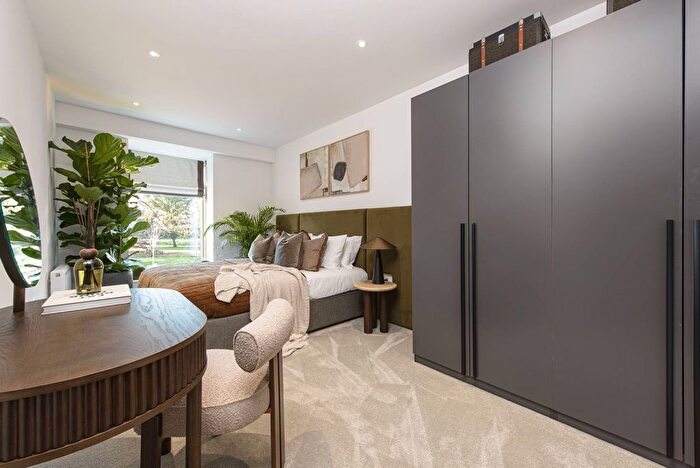 4 Bedroom Property For Sale In Trent Park, Enfield, EN4