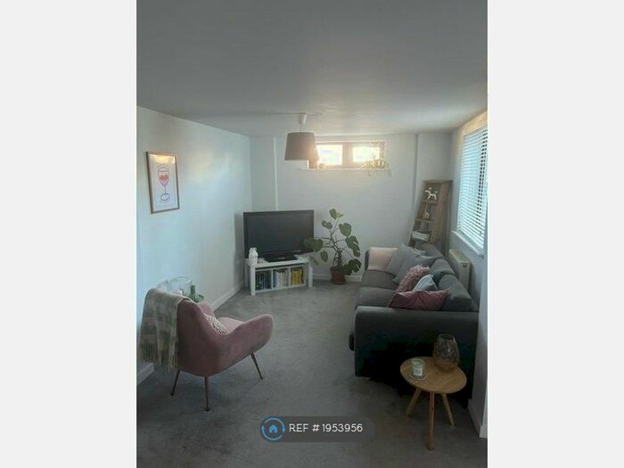 2 Bedroom Flat To Rent In Williamson Court, London, SE15