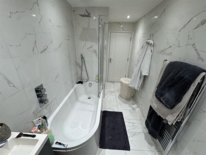 2 Bedroom Flat To Rent In Alpha Cottage, Lloyd Place, Ware, SG12