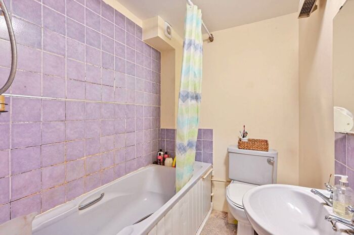 1 Bedroom Flat To Rent In Kingsmount Court, Sutton, SM1