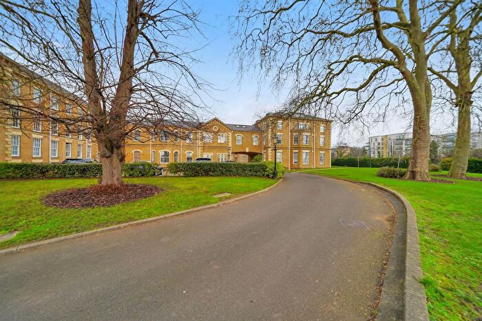 2 Bedroom Flat To Rent In Royal Drive, London, N11