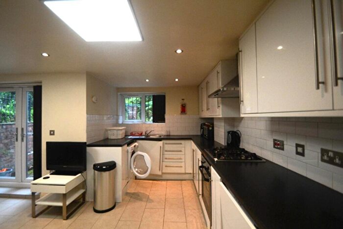 2 Bedroom Flat To Rent In Wellington Road, Fallowfield, Manchester, M14