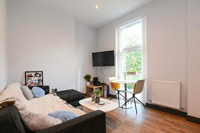 1 Bedroom Flat To Rent In Waverley Street, Nottingham, Nottinghamshire, NG7