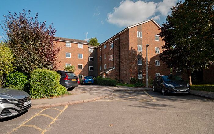 1 Bedroom Flat For Sale In Somers Close, Reigate, RH2