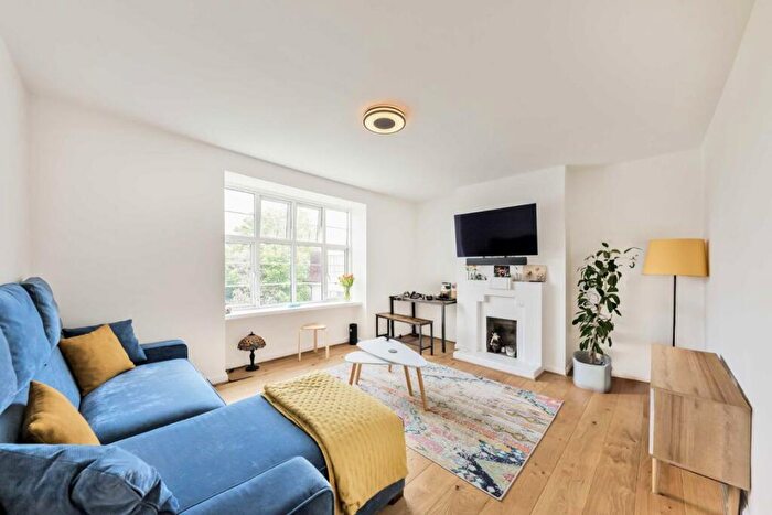 1 Bedroom Flat To Rent In The Close, London, N10