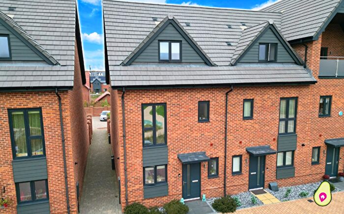 3 Bedroom End Of Terrace House For Sale In Hawthorn Drive, Crowthorne, Berkshire, RG45