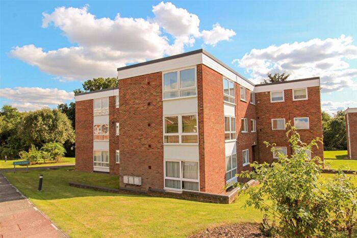 2 Bedroom Flat To Rent In Bembridge Gardens, Ruislip, HA4