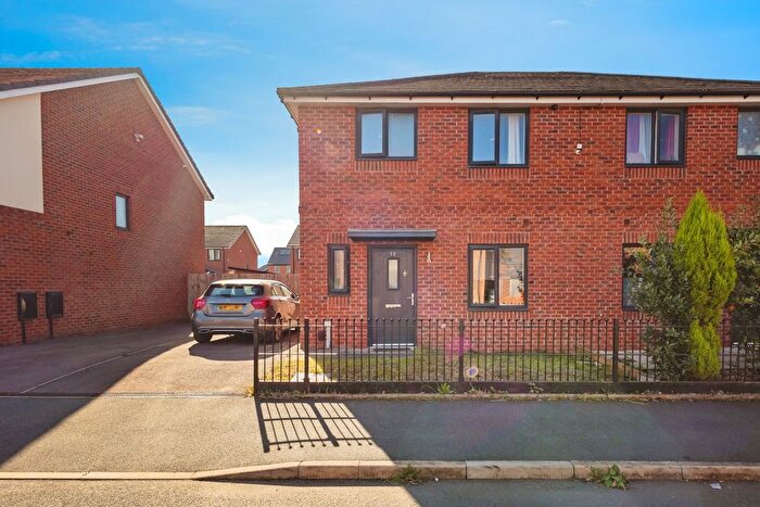 3 Bedroom Semi-detached House For Sale In Weaving Way, Manchester, Greater Manchester, M18