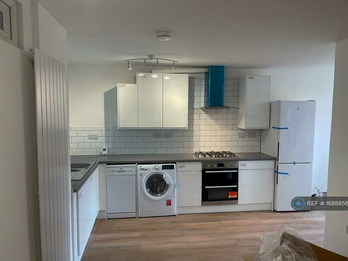 3 Bedroom Flat To Rent In Noble Court, London, E1