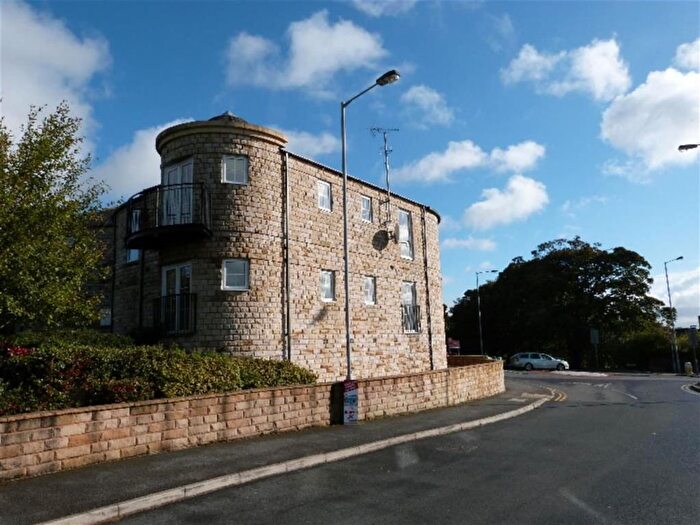 2 Bedroom Flat To Rent In Agincourt Drive, Hill Top View, Gilstead, BD16