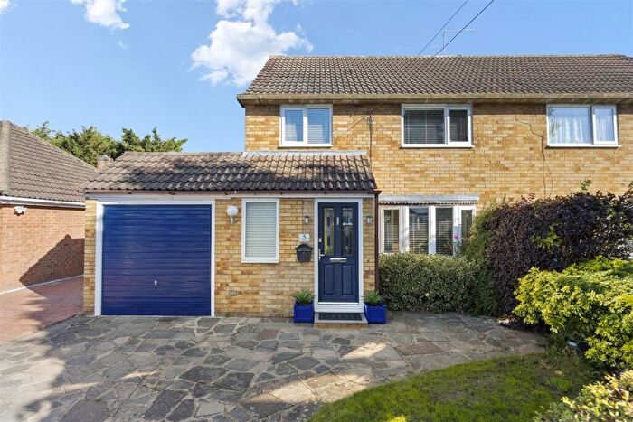 3 Bedroom Semi-Detached House For Sale In Alderbury Road, Langley, SL3
