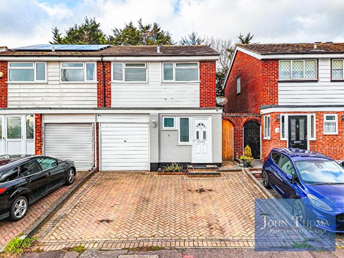 3 Bedroom Semi Detached House To Rent In View Close, Chigwell, Essex, IG7