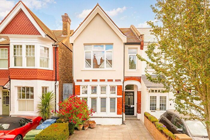 3 Bedroom Flat For Sale In Chatsworth Gardens, Acton, W3