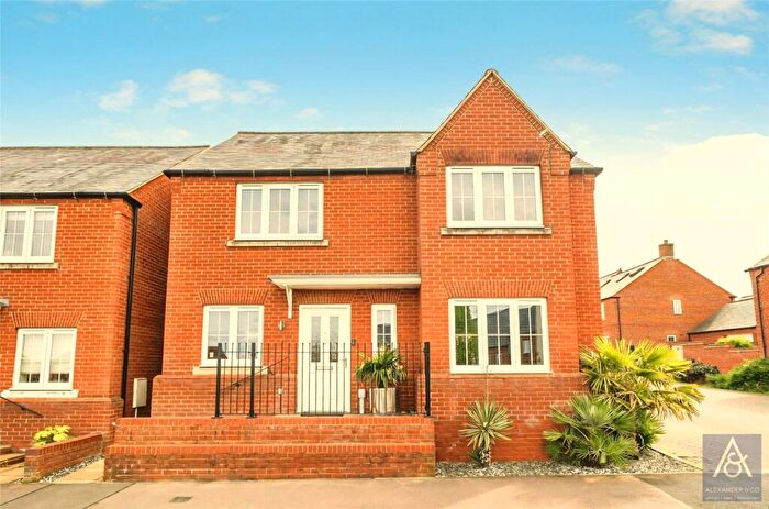 4 Bedroom Detached House For Sale In Needlepin Way, Buckingham, Buckinghamshire, MK18