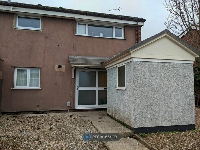 3 Bedroom Semi-Detached House To Rent In Yatesbury Garth, Bransholme, Hull, HU7