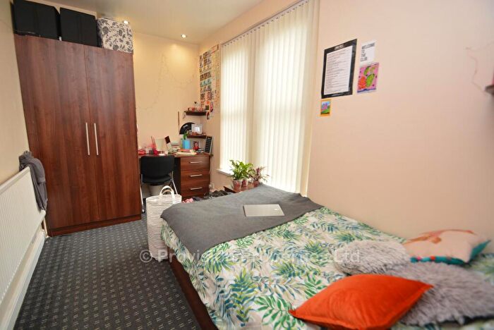 10 Bedroom Terraced House To Rent In Kirkstall Lane, Headingley, Leeds, LS6