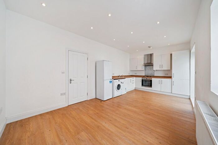 3 Bedroom Ground Maisonette To Rent In Archway Road, Highgate, N6