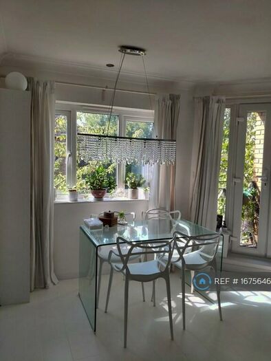 2 Bedroom Flat To Rent In Brunswick Quay, London, SE16