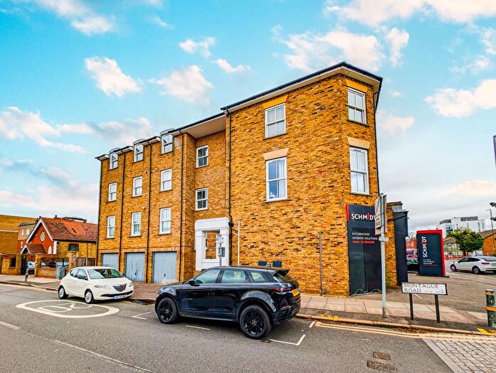 2 Bedroom Flat To Rent In Burleigh Lodge, Montague Road, London, SW19