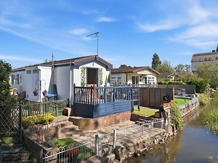1 Bedroom Mobile/park Home For Sale In Park Home, Roydon : Full Time Residence, CM19