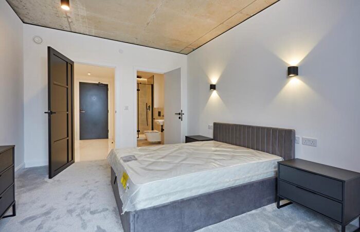 2 Bedroom Apartment To Rent In Apt . :: One Silk Street, M4