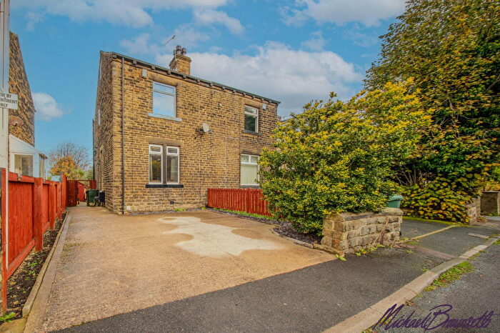 3 Bedroom Semi Detached House For Sale In Poplar Grove, Bradford, BD7